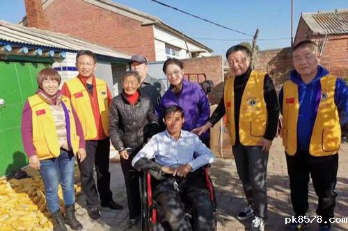 图为赠送轮椅